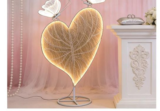 Glowing Heart-Leaf Aisle Light (Large)